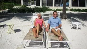 Greg und Mika sind immer auf der Suche nach neuen Abenteuern und dem Nervenkitzel - sei es beim Skifahren oder dem Segeln auf offener See. Als Greg auf Grand Cayman einen neuen Job bekommt, stürzen sich beide auf das neue Projekt. Doch der Mietmarkt auf der begehrten karibischen Insel ist schwierig und die Chancen werden durch das aktuell einzige Einkommen noch geringer. Greg und Mika sind immer auf der Suche nach neuen Abenteuern und dem Nervenkitzel - sei es beim Skifahren oder dem Segeln auf offener See. Als Greg auf Grand Cayman einen neuen Job bekommt, stürzen sich beide auf das neue Projekt. Doch der Mietmarkt auf der begehrten karibischen Insel ist schwierig und die Chancen werden durch das aktuell einzige Einkommen noch geringer.