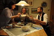 Wandergeselle Mark freut sich &uuml;ber das deftige Essen, welches Moni zubereitet hat. Von links: Monika Vogl (Christine Reimer), Benedikt Stadlbauer (Andreas Geiss) und Wandergeselle Mark (Sebastian J&auml;ger).