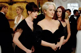 Kampf der Rivalinnen: Die zweite Assistentin Andy (Anne Hathaway, l.) und die erste Assistentin Emily (Emily Blunt, r.) versuchen sich, mit allen Mitteln bei ihrer cholerischen Chefin Miranda (Meryl Streep, M.) zu behaupten ...