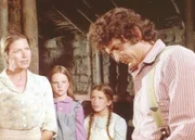 Caroline (Karen Grassle, l.), Mary (Melissa Sue Anderson, 2.v.r.) und Laura (Melissa Gilbert) versuchen, Charles (Michael Landon, r.) zu &uuml;berzeugen.