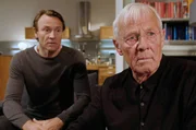 Martin Stein (Bernhard Bettermann, li.) macht sich Sorgen um seinen Vater Otto (Rolf Becker, re.). Nach Charlottes Tod hat er kaum geschlafen oder gegessen. Martin versucht sich zu k&uuml;mmern, wo er kann, doch Otto will sich gerade nicht helfen lassen.