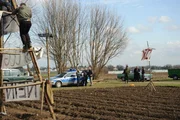 Die Anti-Gentechnikszene postiert sich zur Demonstration auf einem Feld.