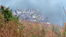 Universum "Hallstatt - Ein Leben zwischen Fels und See". Die Hallstatt-Dachstein-Region - landschaftliche Idylle zwischen Fels und See und eine der &auml;ltesten Kulturlandschaften der Menschheit. Mit nachinszenierten Darstellungen und realen Naturaufnahmen l&auml;sst Regisseur Wolfgang Thaler diese faszinierende Region von der Hallstattzeit vor 2.500 Jahren bis in die Gegenwart lebendig werden. Im Bild: Hallstatt. SENDUNG: ORF2, DO, 16.12.2004, 20:15 UHR. - Veroeffentlichung fuer Pressezwecke honorarfrei ausschliesslich im Zusammenhang mit oben genannter Sendung des ORF bei Urhebernennung. Foto:ORF/-. Andere Verwendung honorarpflichtig und nur nach schriftlicher Genehmigung der Abteilung ORF/GOEK-Photographie. Copyright:ORF-PHOTOGRAPHIE, Wuerzburggasse 30, A-1136 Wien, Tel. +43-(0)1-87878-14383.
