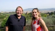 Spitzenkoch Björn Freitag (l) und Reiseexpertin Tamina Kallert in Florenz mit einem beeindruckenden Blick &uuml;ber die Stadt.