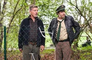 Thomas Grube (Nick Wilder, links) zeigt Staller (Helmfried von L&uuml;ttichau) das Loch im Zaun.