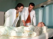 Maia Dietz (Ina Rudolph, li.) und Achim Kreutzer (Joachim Kretzer) untersuchen Helmut Grosser (Peter Pauli).