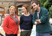 ARD DIE STEIN II. Staffel (13 neue Folgen), Folge 20 "Schein und Sein", am (01.11.11), dienstags um 20.15 Uhr im Ersten. Katja Stein (Julia Stemberger, M.), Johann Hofer (Beat Marti, r.)  und Ren&eacute;e Reinhardt (Petra Kleinert, l.) denken gar nicht daran, den Reiterhof kampflos aufzugeben.