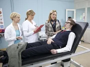 Der 20j&auml;hrige Lennart Schuhmann (Paul Maximilian Schulze, vo.) wird mit einem Leistenbruch in die Sachsenklinik eingeliefert, den er sich beim Arbeiten im Caf&eacute; seiner Mutter, Heide Schuhmann (Sabine Bach, re.), zugezogen hat. Heide Schuhmann ist &uuml;berf&uuml;rsorglich, da ihr &auml;lterer Sohn vor einigen Jahren pl&ouml;tzlich verstorben ist. Dr. Kathrin Globisch (Andrea Kathrin Loewig, li.) und Schwester Yvonne (Maren Gilzer, 2.v.l.) versuchen, die Mutter zu beruhigen und &uuml;bernehmen die Behandlung.