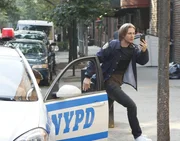 F&uuml;r eine hei&szlig;e Story w&uuml;rde der sensationsgeile Reporter (Zachary Booth, Bild) alles tun. Auch nachdem er angeschossen im Krankenhaus landet, h&ouml;rt er nicht auf, zu ermitteln. Wird er das bald bereuen?