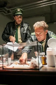 Hubert (Christian Tramitz, rechts) und Staller (Helmfried von L&uuml;ttichau, links) schauen sich im Labor der Klinik um.