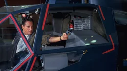 Officer Frank Murphy (Roy Scheider) ger&auml;t in h&ouml;chste Gefahr als er zuf&auml;llig ein brisantes Gespr&auml;ch mit anh&ouml;rt. Durch das Abh&ouml;rsystem in dem hochmodernen Hubschrauber "Blue Thunder" wird er so Zeuge einer politischen Verschw&ouml;rung.