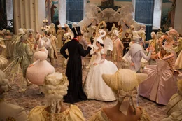 Und wenn sie nicht gestorben sind...: Schneewitchen (Lily Collins, r.) tanzt mit ihrem Prinzen (Armie Hammer, l.) ...