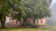 Sch&ouml;nheit am Dorfrand von S&uuml;ltenhof: Das Gutshaus steht seit 50 Jahren leer. Das Dach ist teilweise eingest&uuml;rzt. Aber Fassade noch ganz passabel!