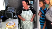 Katrin (re.), Sohn Dennis und Uschi bewundern den Kuchen