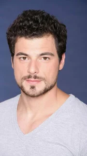 Charles Dodgson (Andrew Bowen, l.), der Inhaber eines Familienunternehmens, hat den Glauben an seine Firma verloren. Er schlie&szlig;t ganze Abteilungen und entl&auml;sst Mitarbeiter am laufenden Band. Auch Alex Lidell (Robert Allen Barnett) ist betroffen...