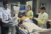 Durch den Dacheinsturz geht es im Seattle Grace drunter und dr&uuml;ber: Derek (Patrick Dempsey, l.) versucht einen Patienten zu retten ...