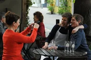 Ella, Patrick und Bamberger verbringen einen sch&ouml;nen Nachmittag im Biergarten. Von links: Ella Westenrieder (Bettina Redlich), Patrick Westenrieder (Lucas Bauer) und Roland Bamberger (Horst Kummeth).