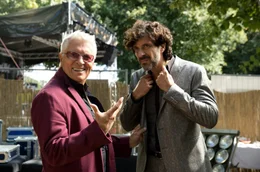 Manager Sigi (Henry H&uuml;bchen, li.) plant ein Revival seines Stars Mirko Mortauk (Pasquale Aleardi).
