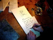 Universum: "Hallstatt - Ein Leben zwischen Fels und See", Die Hallstatt-Dachstein-Region - landschaftliche Idylle zwischen Fels und See und eine der &auml;ltesten Kulturlandschaften der Menschheit. Mit nachinszenierten Darstellungen und realen Naturaufnahmen l&auml;sst Regisseur Wolfgang Thaler diese faszinierende Region lebendig werden.