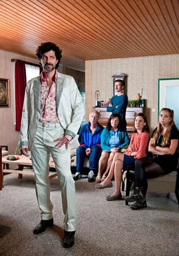 ARD Degeto BINGO IM KOPF, am Freitag (25.10.19) um 20:15 Uhr im ERSTEN. Der sinkende Schlagerstern Mirko Mortauk (Pasquale Aleardi, vorne) kehrt pleite und ausgebrannt nach Hause zur&uuml;ck. Die Freude seiner Eltern (Gundi Ellert, 3. v. re. und Peter Prager, 2. v. li.) und seinen Geschwistern Goran (Ren&eacute; Geisler, hinten) und Elena (Marie Leuenberger, 2. v. re.) sowie seiner Nichte Nele (Aleen Jana K&ouml;tter) h&auml;lt sich in Grenzen. &copy; ARD Degeto/Thorsten Jander, honorarfrei - Verwendung gem&auml;&szlig; der AGB im engen inhaltlichen, redaktionellen Zusammenhang mit genannter Degeto-Sendung und bei Nennung "Bild: ARD Degeto/Thorsten Jander" (S2+). ARD Degeto/Programmplanung und Presse, Tel: 069/1509-335, degeto-presse@degeto.de