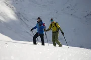 SWR-Moderator Johannes Zenglein (links) reist ins &Ouml;tztal und m&ouml;chte herausfinden, wie ein Skiurlaub rund um S&ouml;lden g&uuml;nstig gestaltet werden kann und was man au&szlig;er Pistenspa&szlig; dort noch erleben kann. Hier mit Bergf&uuml;hrer Paul Walser bei der Schneeschuhwanderung.