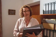 Frau Maierhofer (Lilly Forgách) schleicht sich in das Büro ihres Kollegen und Vorgesetzten Roman Grosser (Anno Koehler n.i.B.). Ihr Blick verrät, der Inhalt des Ordners wirft Fragen auf. Frau Maierhofer (Lilly Forgách) schleicht sich in das Büro ihres Kollegen und Vorgesetzten Roman Grosser (Anno Koehler n.i.B.). Ihr Blick verrät, der Inhalt des Ordners wirft Fragen auf.