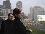 Kommissar Stark (Boris Aljinovic) befragt Alissa Baumann (Muriel Baumeister), die Witwe des ermordeten Bauunternehmers, zu ihren Berliner Immobilienprojekten.