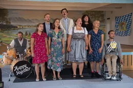 ARD Degeto BINGO IM KOPF, am Freitag (25.10.19) um 20:15 Uhr im ERSTEN. Mirkos Chor singt beim Wettbewerb (v. l. n. r.): Rainer (David Baalcke), Nele (Aleen Jana K&ouml;tter), Georg (Matthias Lier), Elena (Marie Leuenberger), Goran (Ren&eacute; Geisler), Elke (Barbara Bauer), Mirkos Mutter (Gundi Ellert), Rosa (Eva Herzig) und Felix (Tom Gronau). &copy; ARD Degeto/Thorsten Jander, honorarfrei - Verwendung gem&auml;&szlig; der AGB im engen inhaltlichen, redaktionellen Zusammenhang mit genannter Degeto-Sendung und bei Nennung "Bild: ARD Degeto/Thorsten Jander" (S2+). ARD Degeto/Programmplanung und Presse, Tel: 069/1509-335, degeto-presse@degeto.de