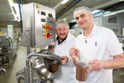 Sebastian Lege (l.) zeigt, wie aufwändig die m&m's-Herstellung ist und holt sich professionelle Hilfe dazu. Sebastian Lege (l.) zeigt, wie aufwändig die m&m's-Herstellung ist und holt sich professionelle Hilfe dazu.