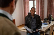 Jerry Paulsen (Peter Marton, r.) stößt bei den Ermittlungen auf den verdächtigen Inhalt eines Ordners. In diesem Zusammenhang rückt ein alter Bekannter wieder in das Zentrum der Ermittlungen. Jerry Paulsen (Peter Marton, r.) stößt bei den Ermittlungen auf den verdächtigen Inhalt eines Ordners. In diesem Zusammenhang rückt ein alter Bekannter wieder in das Zentrum der Ermittlungen.