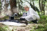 Dr. Anja Licht (Karin Thaler) findet Hinweise, dass die Tote erw&uuml;rgt wurde.