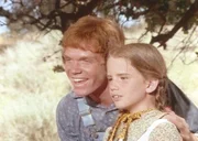 Laura (Melissa Gilbert, r.) hat sich Hals &uuml;ber Kopf in ihren wesentlich &auml;lteren Mitsch&uuml;ler Johnny Johnson (Mitch Vogel, l.) verliebt ...