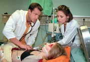 Paula Engel in der Notaufnahme - die &Auml;rzte Maia Dietz (Ina Rudolph, re.) und Achim Kreutzer (Joachim Kretzer) untersuchen die Patientin.