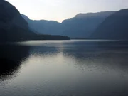 Universum: "Hallstatt - Ein Leben zwischen Fels und See". Die Hallstatt-Dachstein-Region - landschaftliche Idylle zwischen Fels und See und eine der &auml;ltesten Kulturlandschaften der Menschheit. Mit nachinszenierten Darstellungen und realen Naturaufnahmen l&auml;sst Regisseur Wolfgang Thaler (Buchmitarbeit: Alfred Komarek) diese faszinierende Region von der Hallstattzeit vor 2.500 Jahren bis in die Gegenwart lebendig werden.
