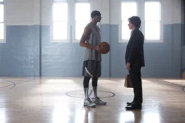 Bennett (Mark Wahlberg, r.) ist am Ende und braucht die Hilfe seines Studenten Lamar (Anthony Kelly, l.), um seine Schulden zu begleichen und sein Leben zu retten. Fragt sich nur, ob sich der Basketballer darauf einl&auml;sst ...
