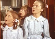 Auf der Geburtstagsfeier von Nellie Oleson befinden sich Laura (Melissa Gilbert, l.) und Mary (Melissa Sue Anderson, r.).