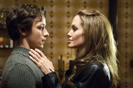 Wesley Gibson (James McAvoy), Fox (Angelina Jolie)