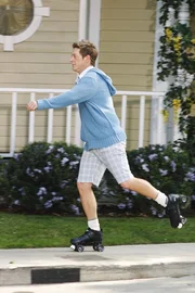 Nach dem Flugzeugungl&uuml;ck versuchen alle wieder ein einigerma&szlig;en normales Leben zu f&uuml;hren: Lee.