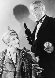 Vor 40 Jahren hat der NDR den kultigen Sketch "Der 90. Geburtstag oder Dinner for One" aufgezeichnet. - "Same procedure as last year": Der Butler James (Freddie Frinton) mit Miss Sophie (May Warden) beim Dinner.