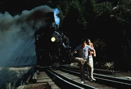W&auml;hrend ihrer Abenteuer geraten die Jungen immer wieder in brenzlige Situationen, wie auf der Eisenbahnbr&uuml;cke, als Gordie (Wil Wheaton, r.) und Vern (Jerry O&acute;Connell, l.) fast von einem Zug &uuml;berrollt werden. Doch Ereignisse wie diese schmieden die Freunde nur enger zusammen.