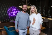 Monika Gruber und Sanel Kuljić posieren f&uuml;r ein Foto
