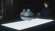 Der Historiker Dr. Sascha Auerbach von der Universit&auml;t Nottingham betrachtet Apollo CGI. (Blink Films UK)