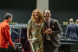 Kay (Bryce Dallas Howard, l.); Kenny Wells (Matthew McConaughey, r.)