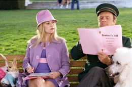 Elle (Reese Witherspoon, l.) hat sich mit dem Pf&ouml;rtner Sid (Bob Newhart, r.) angefreundet und erz&auml;hlt ihm von ihrem Vorhaben, dem US-Kongress ein Gesetz gegen Tierversuche vorzulegen.