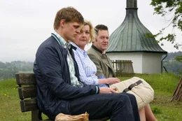 Sind immer st&auml;rker werdenden Anfeindungen ausgesetzt: Christian (J&uuml;rgen Tonkel, r.), Katharina (Saskia Vester, M.) und Hans (Andreas Helgi Schmid, l.) ...