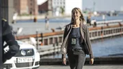 Die Polizeipsychologin Louise (Sara Hjort Ditlevsen) auf dem Weg zu den Angeh&ouml;rigen der Geiseln.