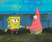 SpongeBob und Patrick haben s&auml;mtliche M&uuml;lltcontainer nach dem verlorenen Namensschild abgesucht, doch dieses ist nicht aufzutreiben.