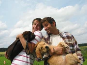 Willi Weitzel mit Welpen in der Hundeschule "Hot Dogs" in Sauerlach bei M&uuml;nchen. Hier erf&auml;hrt Willi, wie man mit kleinen Leckerlis und Handzeichen, den Hunden etwas beibringen kann.