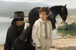 Joaquin (Adrian Alonso, r.) ist ein gro&szlig;er Bewunderer des Helden Zorro (Antonio Banderas) und eifert diesem nach. Erst sp&auml;t erf&auml;hrt er, wer wirklich hinter der Maske steckt.