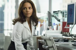 Rowena Price (Halle Berry) arbeitet undercover als Aushilfe in einer Werbeagentur, um Beweise zum Tod ihrer Freundin Grace zu finden. Rowena vermutet ihren Chef hinter dem Mord.